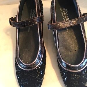 New Black Embossed Wedge Shoe Size 6 1/2